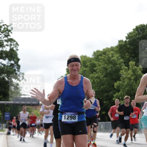 29.06.2025 - hella hamburg halbmarathon Jannik Wohlers http://msf.ph/oto/8155432 29.06.2025 10:16:48 Lombardsbrücke 1083, 1137, 1298, 1331, 1348, 1356, 1477, 1553, 2225, 2908, 3210, 3464, 3466, 3622, 5023, 5390, 5929, 5930, 5995, 6126, 6128, 6522, 7257, 7345, 7376, 7445, 7647, 7945, 8253, 8263, 8558, 8983, 9152, 9259, 9647, 10377, 10460, 10592, 10735, 11102, 12042, 12043, 12100, 12166, 13605, 14199, 14597, 14950, 15140, 15293, 15465, 16447, 16704, 16817, 17010, 17058, 17661, 17741, 17984, 18108, 18344, 18571 meine-sportfotos.de