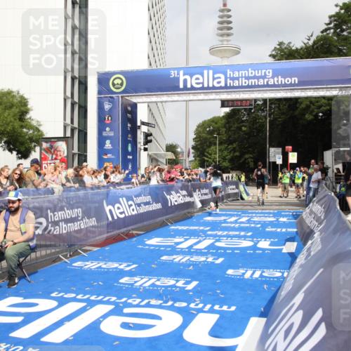 29.06.2025 - hella hamburg halbmarathon Michael Strokosch http://msf.ph/oto/8155435 29.06.2025 10:14:06 Ziel 31, 42 meine-sportfotos.de