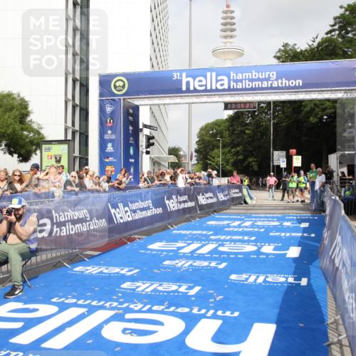 29.06.2025 - hella hamburg halbmarathon Michael Strokosch http://msf.ph/oto/8155445 29.06.2025 10:14:31 Ziel 19227 meine-sportfotos.de