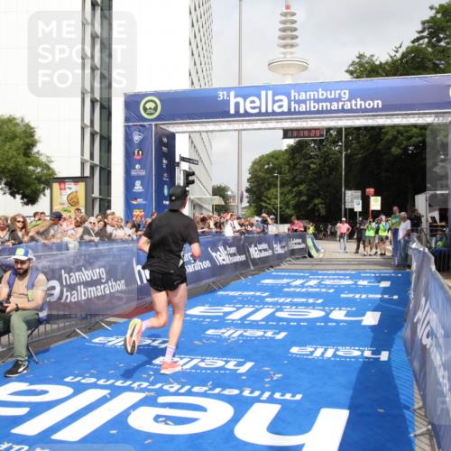 29.06.2025 - hella hamburg halbmarathon Michael Strokosch http://msf.ph/oto/8155461 29.06.2025 10:14:33 Ziel 19227 meine-sportfotos.de