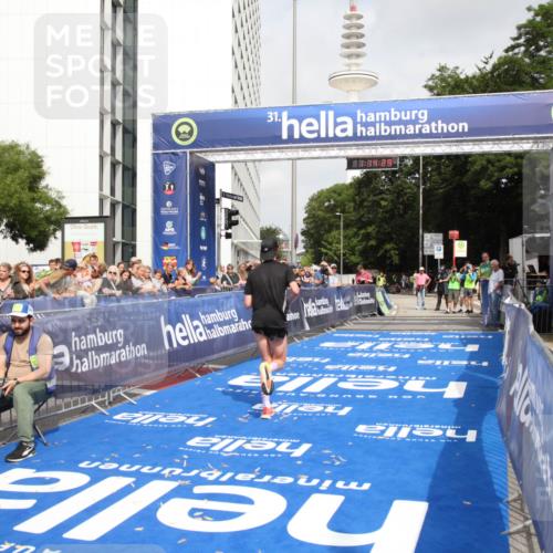 29.06.2025 - hella hamburg halbmarathon Michael Strokosch http://msf.ph/oto/8155464 29.06.2025 10:14:33 Ziel 19227 meine-sportfotos.de
