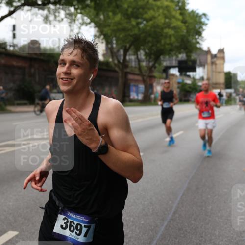 29.06.2025 - hella hamburg halbmarathon Yannick Fuchs http://msf.ph/oto/8155501 29.06.2025 10:38:04 20KM 3109, 3116, 3124, 3146, 3437, 3697, 3928, 4080, 5506, 5692, 6495, 7093, 7185, 7451, 8218, 8664, 8900, 9043, 9114, 9931, 10246, 10493, 11153, 11648, 11778, 11848, 12327, 12438, 12623, 12657, 13348, 13897, 14690, 15383, 15932, 16105, 16648, 16720, 16997, 17391, 17403, 17516, 18678, 18775, 18942, 19051, 19090 meine-sportfotos.de