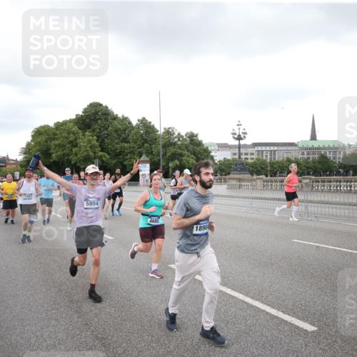 29.06.2025 - hella hamburg halbmarathon Jannik Wohlers http://msf.ph/oto/8155507 29.06.2025 10:53:43 Lombardsbrücke 1017, 1263, 1744, 1762, 1779, 1789, 2372, 2600, 2761, 2854, 3079, 3187, 3188, 3249, 3465, 3467, 3557, 4323, 4685, 4838, 5514, 5804, 5817, 5898, 6192, 6468, 6583, 6987, 6988, 7498, 7874, 7946, 8867, 9138, 9203, 10207, 11472, 11769, 11785, 11830, 12283, 12429, 12611, 12898, 12923, 13034, 13350, 13368, 13850, 14171, 14177, 14386, 14416, 14596, 14904, 15318, 15791, 16117, 16628, 16691, 16839, 16888, 16930, 17487, 17622, 18093, 18348, 18365, 18431, 18904, 19019 meine-sportfotos.de