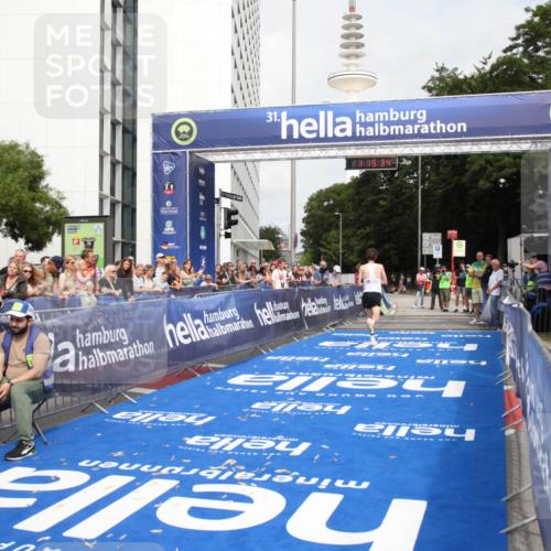 29.06.2025 - hella hamburg halbmarathon Michael Strokosch http://msf.ph/oto/8155515 29.06.2025 10:15:38 Ziel 12673 meine-sportfotos.de