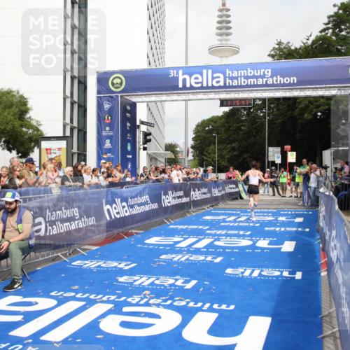 29.06.2025 - hella hamburg halbmarathon Michael Strokosch http://msf.ph/oto/8155555 29.06.2025 10:15:51 Ziel 45 meine-sportfotos.de