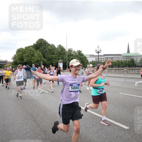 29.06.2025 - hella hamburg halbmarathon Jannik Wohlers http://msf.ph/oto/8155564 29.06.2025 10:53:44 Lombardsbrücke 1017, 1263, 1762, 1779, 1789, 2372, 2600, 2761, 2854, 3079, 3187, 3188, 3249, 3465, 3467, 3557, 4323, 4685, 4838, 5157, 5514, 5804, 5817, 5898, 6468, 6583, 6987, 6988, 7498, 7874, 7946, 8867, 9138, 9203, 10207, 11472, 11769, 11785, 11830, 12429, 12611, 12898, 12923, 13034, 13350, 13368, 13850, 14171, 14177, 14386, 14416, 14596, 14904, 15318, 15791, 16117, 16628, 16691, 16839, 16888, 16930, 17487, 17622, 18093, 18348, 18431, 18904, 19019 meine-sportfotos.de