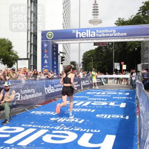 29.06.2025 - hella hamburg halbmarathon Michael Strokosch http://msf.ph/oto/8155569 29.06.2025 10:16:14 Ziel 50 meine-sportfotos.de