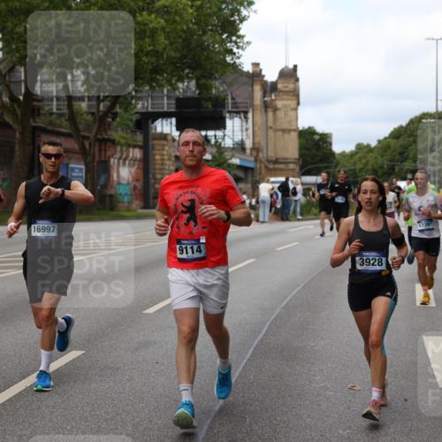29.06.2025 - hella hamburg halbmarathon Yannick Fuchs http://msf.ph/oto/8155586 29.06.2025 10:38:05 20KM 3109, 3116, 3124, 3146, 3437, 3697, 3928, 5506, 5692, 6495, 7093, 7185, 7451, 8218, 8664, 8900, 9043, 9114, 9931, 10246, 10493, 11153, 11648, 11778, 11848, 12327, 12438, 12623, 12657, 13348, 13897, 14690, 14861, 15383, 15932, 16105, 16648, 16720, 16997, 17376, 17391, 17403, 17516, 17912, 18678, 18775, 18942, 19090 meine-sportfotos.de