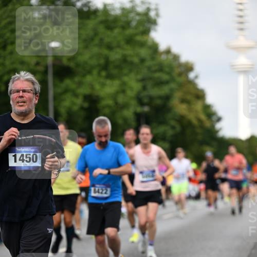 29.06.2025 - hella hamburg halbmarathon Dr. Thomas Lammeyer http://msf.ph/oto/8155611 29.06.2025 10:08:07 Kennedybrücke 1032, 1161, 1355, 1450, 2277, 2683, 2979, 4095, 4488, 4951, 5058, 5363, 5613, 6142, 6453, 7485, 8177, 8421, 8422, 8423, 8469, 8484, 9526, 9899, 10389, 11402 meine-sportfotos.de