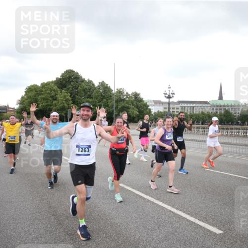 29.06.2025 - hella hamburg halbmarathon Jannik Wohlers http://msf.ph/oto/8155633 29.06.2025 10:53:46 Lombardsbrücke 1263, 1762, 1779, 1789, 1822, 2600, 2761, 2854, 3079, 3187, 3188, 3249, 3364, 3465, 3467, 3557, 4323, 4685, 4838, 5157, 5309, 5514, 5804, 5817, 5898, 6468, 6583, 6987, 6988, 7498, 7874, 7946, 8867, 9138, 9203, 10207, 11354, 11769, 11785, 11830, 12429, 12898, 12923, 13034, 13368, 13850, 14171, 14177, 14386, 14416, 14596, 14655, 14904, 15318, 15791, 16117, 16628, 16691, 16839, 16888, 16930, 17487, 17622, 18093, 18431, 18904, 19019 meine-sportfotos.de