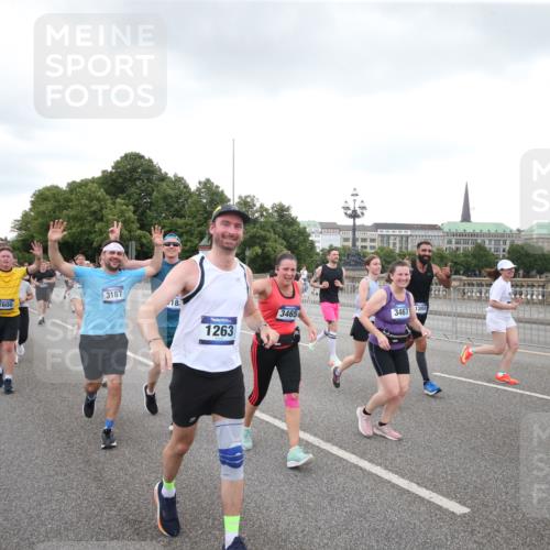 29.06.2025 - hella hamburg halbmarathon Jannik Wohlers http://msf.ph/oto/8155675 29.06.2025 10:53:46 Lombardsbrücke 1263, 1762, 1779, 1789, 1822, 2600, 2761, 2854, 3079, 3187, 3188, 3249, 3364, 3465, 3467, 3557, 4323, 4685, 4838, 5157, 5309, 5514, 5804, 5817, 5898, 6468, 6583, 6987, 6988, 7498, 7874, 7946, 8867, 9138, 9203, 10207, 11354, 11769, 11785, 11830, 12429, 12898, 12923, 13034, 13368, 13850, 14171, 14177, 14386, 14416, 14596, 14655, 14904, 15318, 15791, 16117, 16628, 16691, 16839, 16888, 16930, 17487, 17622, 18093, 18431, 18904, 19019 meine-sportfotos.de
