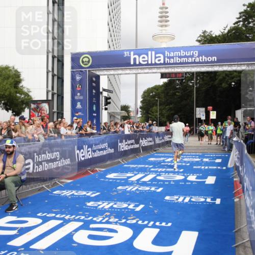 29.06.2025 - hella hamburg halbmarathon Michael Strokosch http://msf.ph/oto/8155677 29.06.2025 10:16:42 Ziel 11864 meine-sportfotos.de
