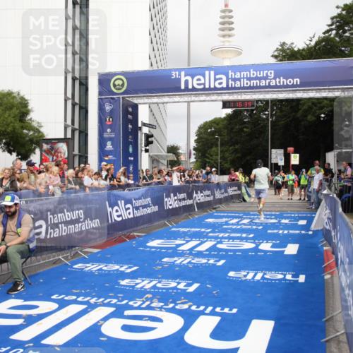 29.06.2025 - hella hamburg halbmarathon Michael Strokosch http://msf.ph/oto/8155690 29.06.2025 10:16:42 Ziel 11864 meine-sportfotos.de