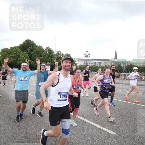 29.06.2025 - hella hamburg halbmarathon Jannik Wohlers http://msf.ph/oto/8155702 29.06.2025 10:53:46 Lombardsbrücke 1263, 1762, 1779, 1789, 1822, 2600, 2761, 2854, 3079, 3187, 3188, 3249, 3364, 3465, 3467, 3557, 4323, 4685, 4838, 5157, 5309, 5514, 5804, 5817, 5898, 6468, 6583, 6987, 6988, 7498, 7874, 7946, 8867, 9138, 9203, 10207, 11354, 11769, 11785, 11830, 12429, 12898, 12923, 13034, 13368, 13850, 14171, 14177, 14386, 14416, 14596, 14655, 14904, 15318, 15791, 16117, 16628, 16691, 16839, 16888, 16930, 17487, 17622, 18093, 18431, 18904, 19019 meine-sportfotos.de