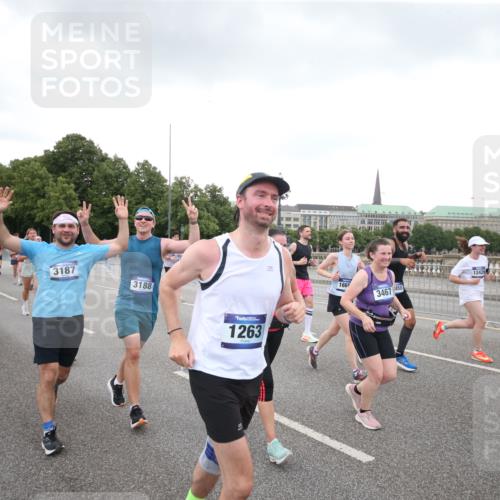 29.06.2025 - hella hamburg halbmarathon Jannik Wohlers http://msf.ph/oto/8155733 29.06.2025 10:53:46 Lombardsbrücke 1263, 1762, 1779, 1789, 1822, 2600, 2761, 2854, 3079, 3187, 3188, 3249, 3364, 3465, 3467, 3557, 4323, 4685, 4838, 5157, 5309, 5514, 5804, 5817, 5898, 6468, 6583, 6987, 6988, 7498, 7874, 7946, 8867, 9138, 9203, 10207, 11354, 11769, 11785, 11830, 12429, 12898, 12923, 13034, 13368, 13850, 14171, 14177, 14386, 14416, 14596, 14655, 14904, 15318, 15791, 16117, 16628, 16691, 16839, 16888, 16930, 17487, 17622, 18093, 18431, 18904, 19019 meine-sportfotos.de