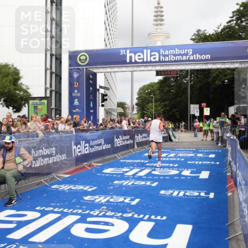 29.06.2025 - hella hamburg halbmarathon Michael Strokosch http://msf.ph/oto/8155735 29.06.2025 10:17:04 Ziel 16529 meine-sportfotos.de