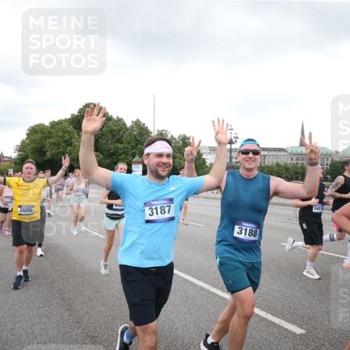 29.06.2025 - hella hamburg halbmarathon Jannik Wohlers http://msf.ph/oto/8155786 29.06.2025 10:53:47 Lombardsbrücke 1263, 1762, 1779, 1822, 2600, 2761, 2854, 3079, 3187, 3188, 3249, 3364, 3465, 3467, 4323, 4685, 4838, 5157, 5309, 5514, 5804, 5817, 5898, 6468, 6583, 6987, 6988, 7498, 7670, 7874, 7946, 8867, 9138, 9203, 10207, 11354, 11769, 11785, 11830, 12429, 12898, 12923, 13034, 13368, 13850, 14171, 14177, 14386, 14416, 14596, 14655, 14904, 15318, 15791, 16117, 16628, 16691, 16839, 16888, 16930, 17487, 17622, 18093, 18431, 18904, 19019 meine-sportfotos.de