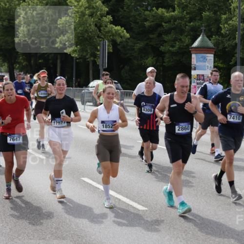 29.06.2025 - hella hamburg halbmarathon Jannik Wohlers http://msf.ph/oto/8155803 29.06.2025 10:16:57 Lombardsbrücke 1083, 1356, 1477, 2305, 2860, 3464, 3466, 3802, 3803, 4194, 4852, 5023, 5390, 5930, 6126, 6128, 6520, 6522, 7011, 7291, 7410, 7445, 7566, 7647, 7844, 7945, 8210, 8253, 8309, 8351, 8433, 8558, 8895, 9152, 9259, 10377, 10460, 10592, 11102, 12042, 12100, 12166, 14199, 14208, 14209, 14648, 14950, 15293, 15465, 16555, 16817, 17058, 17628, 17717, 17927, 17984, 18039, 18060, 18108, 18344, 18469, 18526, 18571 meine-sportfotos.de