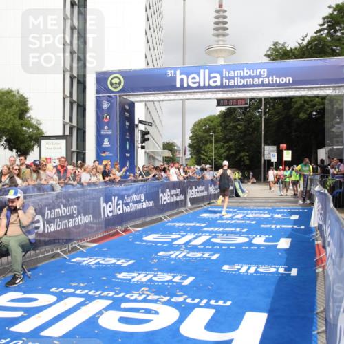 29.06.2025 - hella hamburg halbmarathon Michael Strokosch http://msf.ph/oto/8155825 29.06.2025 10:17:13 Ziel 4116 meine-sportfotos.de