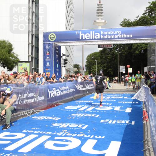 29.06.2025 - hella hamburg halbmarathon Michael Strokosch http://msf.ph/oto/8155867 29.06.2025 10:17:26 Ziel 18694 meine-sportfotos.de