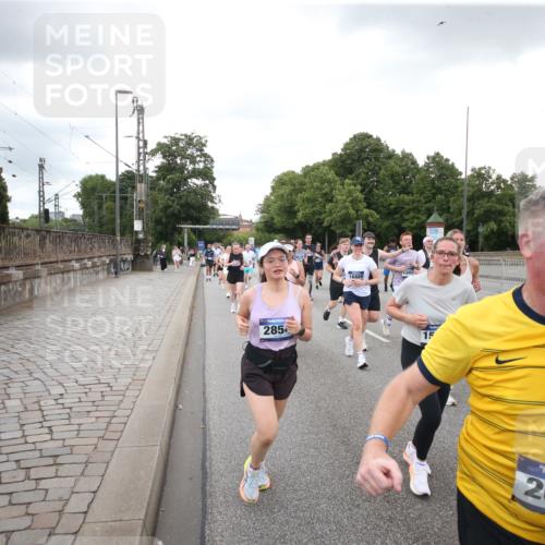 29.06.2025 - hella hamburg halbmarathon Jannik Wohlers http://msf.ph/oto/8155874 29.06.2025 10:53:49 Lombardsbrücke 1263, 1762, 1779, 1822, 2600, 2761, 3187, 3188, 3364, 3465, 3467, 4323, 4685, 4720, 4838, 5157, 5309, 5514, 5804, 5817, 5898, 6468, 6583, 6987, 6988, 7498, 7670, 7874, 7946, 8801, 8803, 8867, 9138, 9203, 10207, 11354, 11769, 11785, 11830, 12429, 12898, 12923, 13368, 13850, 14171, 14177, 14386, 14416, 14655, 14904, 15318, 15791, 16117, 16628, 16691, 16839, 16888, 17487, 17622, 18093, 18431, 18904 meine-sportfotos.de