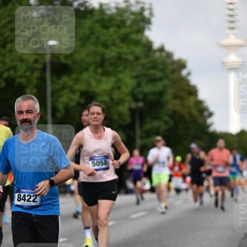 29.06.2025 - hella hamburg halbmarathon Dr. Thomas Lammeyer http://msf.ph/oto/8155894 29.06.2025 10:08:08 Kennedybrücke 1032, 1161, 1355, 1450, 2277, 2683, 2979, 3488, 4095, 4488, 4951, 5058, 5363, 5613, 6142, 7485, 8177, 8421, 8422, 8423, 8469, 8484, 9526, 9899, 10389 meine-sportfotos.de