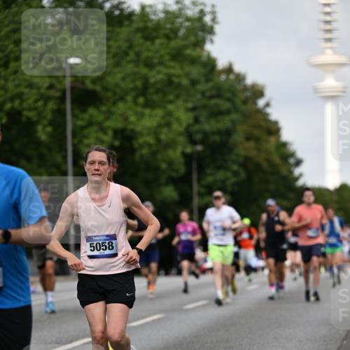 29.06.2025 - hella hamburg halbmarathon Dr. Thomas Lammeyer http://msf.ph/oto/8155910 29.06.2025 10:08:09 Kennedybrücke 1032, 1161, 1355, 1450, 2277, 2683, 2979, 3488, 4095, 4488, 4951, 5058, 5363, 5613, 6142, 7485, 8177, 8421, 8422, 8423, 8469, 8484, 9526, 9899, 10389 meine-sportfotos.de