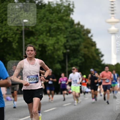 29.06.2025 - hella hamburg halbmarathon Dr. Thomas Lammeyer http://msf.ph/oto/8155918 29.06.2025 10:08:09 Kennedybrücke 1032, 1161, 1355, 1450, 2277, 2683, 2979, 3488, 4095, 4488, 4951, 5058, 5363, 5613, 6142, 7485, 8177, 8421, 8422, 8423, 8469, 8484, 9526, 9899, 10389 meine-sportfotos.de