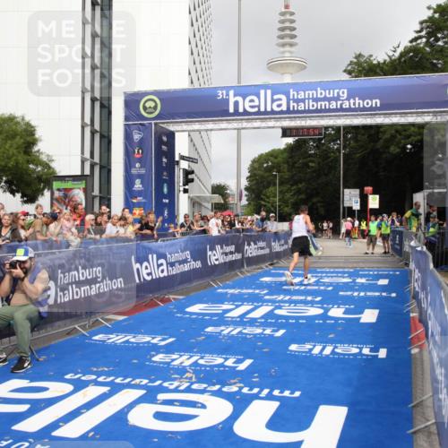 29.06.2025 - hella hamburg halbmarathon Michael Strokosch http://msf.ph/oto/8155921 29.06.2025 10:17:58 Ziel 14932, 15166 meine-sportfotos.de