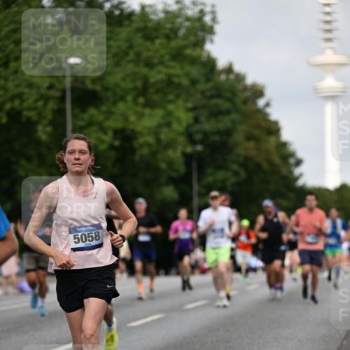 29.06.2025 - hella hamburg halbmarathon Dr. Thomas Lammeyer http://msf.ph/oto/8155924 29.06.2025 10:08:09 Kennedybrücke 1032, 1161, 1355, 1450, 2277, 2683, 2979, 3488, 4095, 4488, 4951, 5058, 5363, 5613, 6142, 7485, 8177, 8421, 8422, 8423, 8469, 8484, 9526, 9899, 10389 meine-sportfotos.de