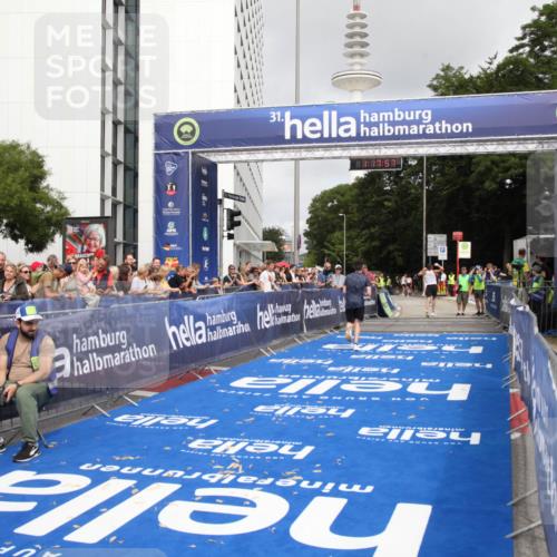 29.06.2025 - hella hamburg halbmarathon Michael Strokosch http://msf.ph/oto/8155941 29.06.2025 10:18:01 Ziel 15166, 19072 meine-sportfotos.de
