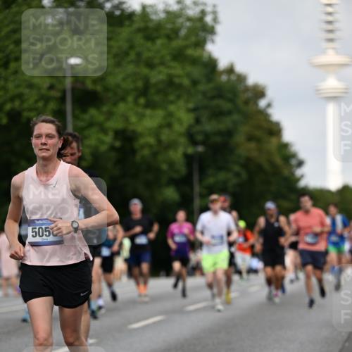 29.06.2025 - hella hamburg halbmarathon Dr. Thomas Lammeyer http://msf.ph/oto/8155949 29.06.2025 10:08:09 Kennedybrücke 1032, 1161, 1355, 1450, 2277, 2683, 2979, 3488, 4095, 4488, 4951, 5058, 5363, 5613, 6142, 7485, 8177, 8421, 8422, 8423, 8469, 8484, 9526, 9899, 10389 meine-sportfotos.de