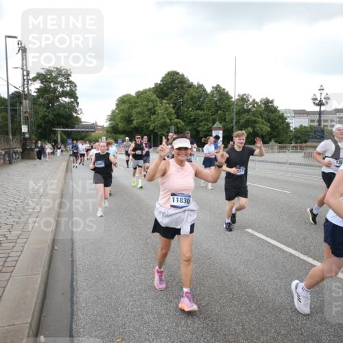 29.06.2025 - hella hamburg halbmarathon Jannik Wohlers http://msf.ph/oto/8155951 29.06.2025 10:53:51 Lombardsbrücke 1263, 1762, 1779, 1822, 2600, 2761, 3187, 3188, 3364, 3465, 4323, 4685, 4720, 4838, 5157, 5309, 5514, 5804, 5817, 6468, 6583, 6987, 6988, 7498, 7670, 7874, 7946, 8801, 8803, 8867, 9130, 9138, 9203, 10207, 11354, 11769, 11785, 11830, 12429, 12898, 12923, 13850, 14171, 14177, 14386, 14416, 14655, 14904, 15318, 16117, 16522, 16628, 16691, 16839, 16888, 17487, 17622, 18093, 18431, 18904 meine-sportfotos.de