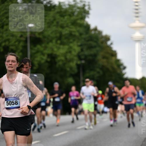 29.06.2025 - hella hamburg halbmarathon Dr. Thomas Lammeyer http://msf.ph/oto/8155959 29.06.2025 10:08:10 Kennedybrücke 1032, 1161, 1355, 1450, 2277, 2683, 2979, 3488, 4095, 4488, 4951, 5058, 5363, 6142, 6706, 7485, 8177, 8421, 8422, 8423, 8469, 8484, 9526, 9899, 10389 meine-sportfotos.de