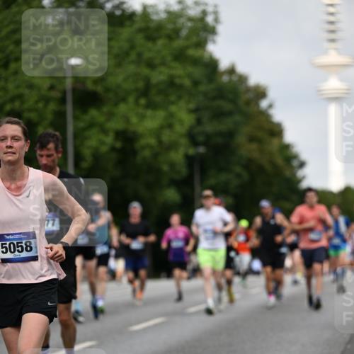 29.06.2025 - hella hamburg halbmarathon Dr. Thomas Lammeyer http://msf.ph/oto/8155975 29.06.2025 10:08:10 Kennedybrücke 1032, 1161, 1355, 1450, 2277, 2683, 2979, 3488, 4095, 4488, 4951, 5058, 5363, 6142, 6706, 7485, 8177, 8421, 8422, 8423, 8469, 8484, 9526, 9899, 10389 meine-sportfotos.de
