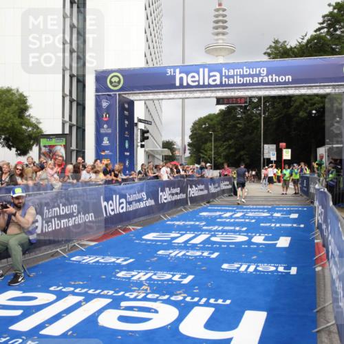 29.06.2025 - hella hamburg halbmarathon Michael Strokosch http://msf.ph/oto/8155979 29.06.2025 10:18:02 Ziel 15166, 19072 meine-sportfotos.de
