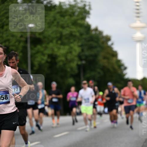 29.06.2025 - hella hamburg halbmarathon Dr. Thomas Lammeyer http://msf.ph/oto/8155988 29.06.2025 10:08:10 Kennedybrücke 1032, 1161, 1355, 1450, 2277, 2683, 2979, 3488, 4095, 4488, 4951, 5058, 5363, 6142, 6706, 7485, 8177, 8421, 8422, 8423, 8469, 8484, 9526, 9899, 10389 meine-sportfotos.de