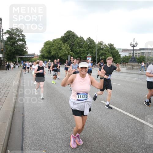 29.06.2025 - hella hamburg halbmarathon Jannik Wohlers http://msf.ph/oto/8155996 29.06.2025 10:53:51 Lombardsbrücke 1263, 1762, 1779, 1822, 2600, 2761, 3187, 3188, 3364, 3465, 4323, 4685, 4720, 4838, 5157, 5309, 5514, 5804, 5817, 6468, 6583, 6987, 6988, 7498, 7670, 7874, 7946, 8801, 8803, 8867, 9130, 9138, 9203, 10207, 11354, 11769, 11785, 11830, 12429, 12898, 12923, 13850, 14171, 14177, 14386, 14416, 14655, 14904, 15318, 16117, 16522, 16628, 16691, 16839, 16888, 17487, 17622, 18093, 18431, 18904 meine-sportfotos.de