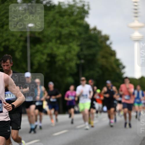 29.06.2025 - hella hamburg halbmarathon Dr. Thomas Lammeyer http://msf.ph/oto/8156003 29.06.2025 10:08:10 Kennedybrücke 1032, 1161, 1355, 1450, 2277, 2683, 2979, 3488, 4095, 4488, 4951, 5058, 5363, 6142, 6706, 7485, 8177, 8421, 8422, 8423, 8469, 8484, 9526, 9899, 10389 meine-sportfotos.de