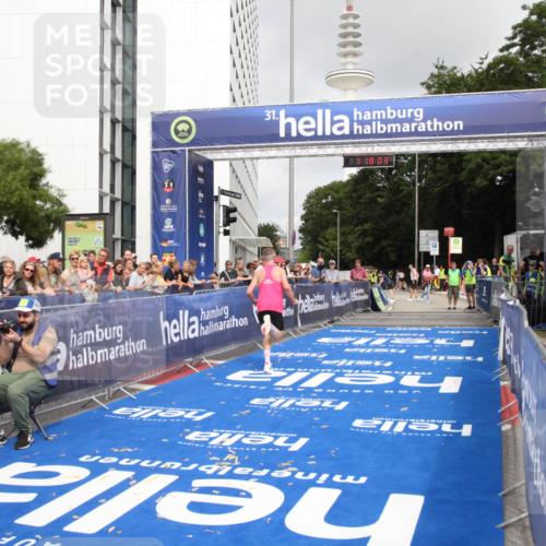 29.06.2025 - hella hamburg halbmarathon Michael Strokosch http://msf.ph/oto/8156009 29.06.2025 10:18:07 Ziel 19072 meine-sportfotos.de