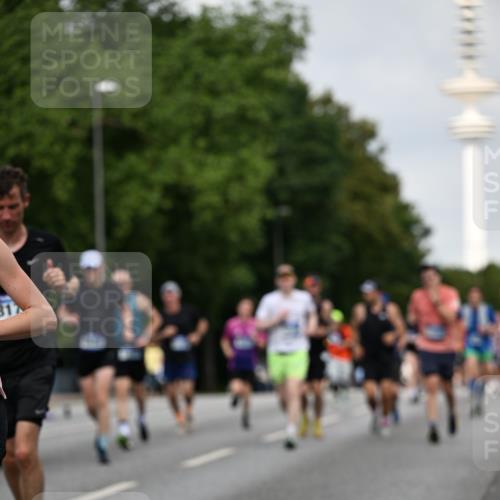 29.06.2025 - hella hamburg halbmarathon Dr. Thomas Lammeyer http://msf.ph/oto/8156016 29.06.2025 10:08:10 Kennedybrücke 1032, 1161, 1355, 1450, 2277, 2683, 2979, 3488, 4095, 4488, 4951, 5058, 5363, 6142, 6706, 7485, 8177, 8421, 8422, 8423, 8469, 8484, 9526, 9899, 10389 meine-sportfotos.de