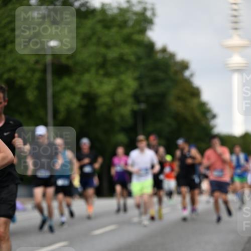 29.06.2025 - hella hamburg halbmarathon Dr. Thomas Lammeyer http://msf.ph/oto/8156028 29.06.2025 10:08:10 Kennedybrücke 1032, 1161, 1355, 1450, 2277, 2683, 2979, 3488, 4095, 4488, 4951, 5058, 5363, 6142, 6706, 7485, 8177, 8421, 8422, 8423, 8469, 8484, 9526, 9899, 10389 meine-sportfotos.de