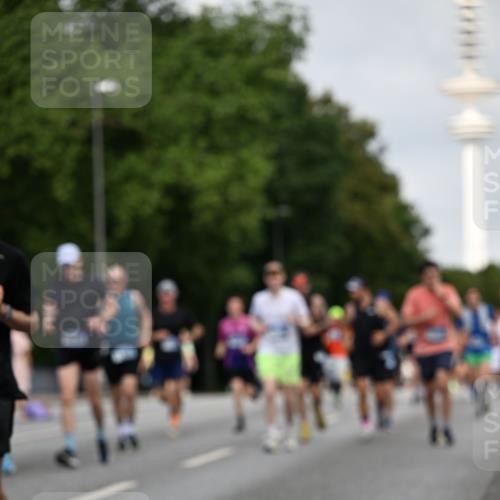 29.06.2025 - hella hamburg halbmarathon Dr. Thomas Lammeyer http://msf.ph/oto/8156041 29.06.2025 10:08:10 Kennedybrücke 1032, 1161, 1355, 1450, 2277, 2683, 2979, 3488, 4095, 4488, 4951, 5058, 5363, 6142, 6706, 7485, 8177, 8421, 8422, 8423, 8469, 8484, 9526, 9899, 10389 meine-sportfotos.de