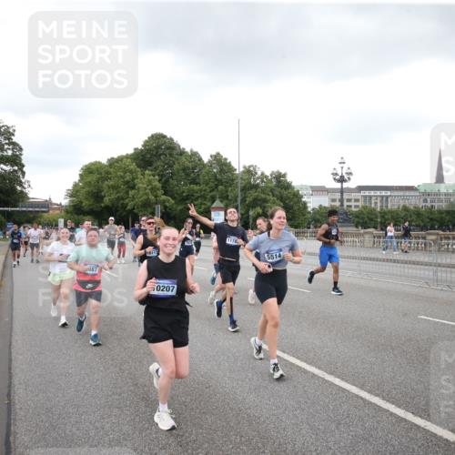29.06.2025 - hella hamburg halbmarathon Jannik Wohlers http://msf.ph/oto/8156057 29.06.2025 10:53:52 Lombardsbrücke 1762, 1779, 1822, 1949, 2600, 2761, 3187, 3188, 3364, 4323, 4685, 4720, 4838, 5157, 5309, 5514, 5804, 5817, 6468, 6987, 6988, 7498, 7670, 7874, 7946, 8801, 8803, 8867, 9130, 9138, 9203, 10207, 11354, 11785, 11830, 12429, 12898, 12923, 13850, 14177, 14386, 14416, 14655, 14904, 15318, 16117, 16522, 16628, 16691, 16839, 16888, 17487, 18093, 18431, 18904 meine-sportfotos.de