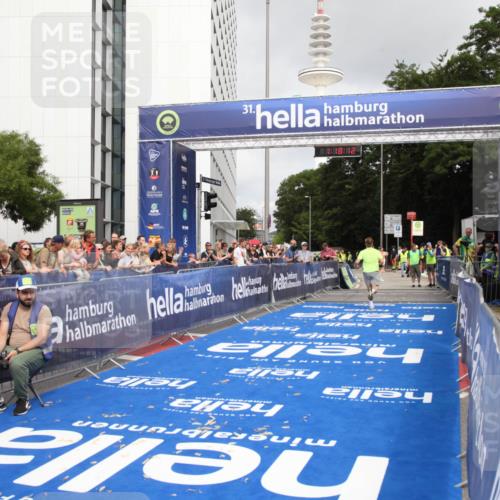 29.06.2025 - hella hamburg halbmarathon Michael Strokosch http://msf.ph/oto/8156098 29.06.2025 10:18:16 Ziel 17786 meine-sportfotos.de