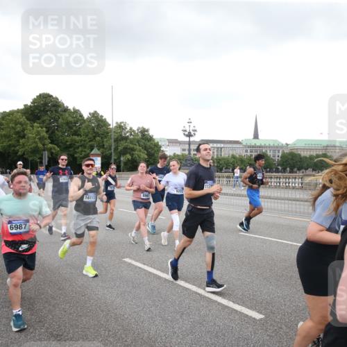 29.06.2025 - hella hamburg halbmarathon Jannik Wohlers http://msf.ph/oto/8156100 29.06.2025 10:53:53 Lombardsbrücke 1762, 1779, 1822, 1949, 2600, 2761, 3187, 3188, 3364, 3857, 4323, 4685, 4720, 4838, 5157, 5309, 5514, 5804, 5817, 5933, 6468, 6987, 6988, 7498, 7670, 7874, 7946, 8801, 8803, 8867, 9130, 9203, 10207, 11354, 11785, 11830, 12429, 12898, 12923, 13035, 13850, 14177, 14386, 14416, 14655, 14904, 15318, 16117, 16522, 16628, 16691, 16839, 16888, 18093, 18431, 18904 meine-sportfotos.de