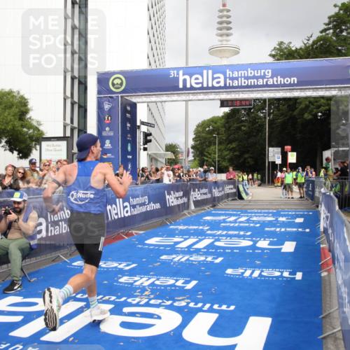 29.06.2025 - hella hamburg halbmarathon Michael Strokosch http://msf.ph/oto/8156105 29.06.2025 10:18:48 Ziel 15495 meine-sportfotos.de