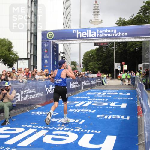29.06.2025 - hella hamburg halbmarathon Michael Strokosch http://msf.ph/oto/8156107 29.06.2025 10:18:48 Ziel 15495 meine-sportfotos.de