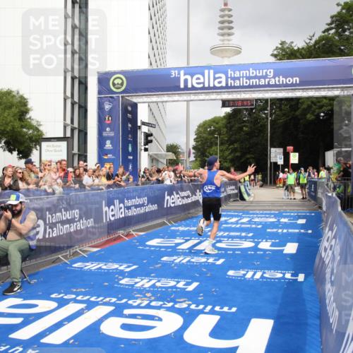 29.06.2025 - hella hamburg halbmarathon Michael Strokosch http://msf.ph/oto/8156121 29.06.2025 10:18:49 Ziel 15495 meine-sportfotos.de