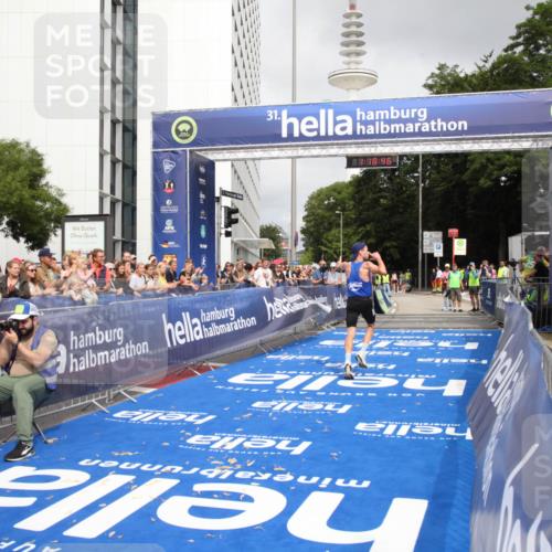 29.06.2025 - hella hamburg halbmarathon Michael Strokosch http://msf.ph/oto/8156127 29.06.2025 10:18:50 Ziel 15495 meine-sportfotos.de